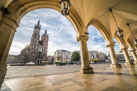 Piazza del Mercato di Cracovia al mattino con la Basilica di Santa Maria.