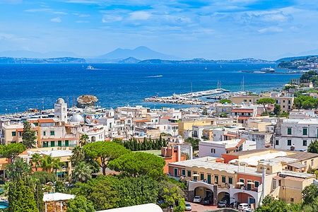 Veduta di Lacco Ameno sull'isola di Ischia con il Mediterraneo sullo sfondo.