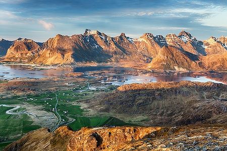 Panoramica delle montagne e dell'oceano nelle Lofoten, Norvegia.