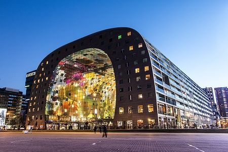Il Markthal di Rotterdam al tramonto con il suo soffitto colorato e fruttato.