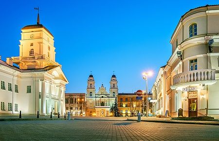 Municipio e Chiesa della Madonna a Minsk, di sera.