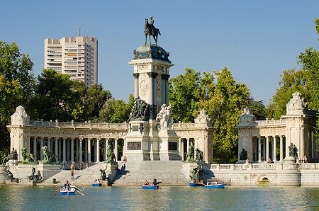 Il monumento ad Alfonso XII nel Parco del Buon Retiro di Madrid.