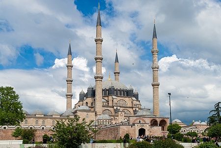 Moschea di Selimiye a Edirne con minareti e cielo nuvoloso.