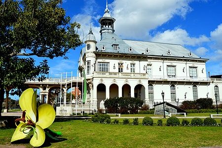 Museo de Arte Tigre con cielo azzurro e scultura in primo piano.