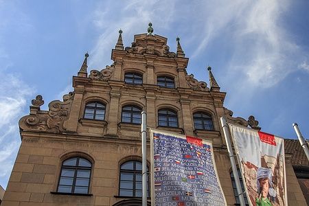 Facciata del Museo del Giocattolo di Norimberga sotto un cielo azzurro.