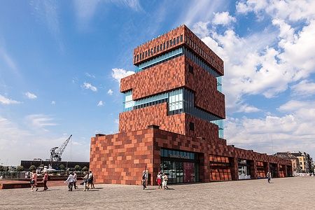 Il Museum aan de Stroom (MAS) ad Antwerp, Belgio, su un lungomare con persone.