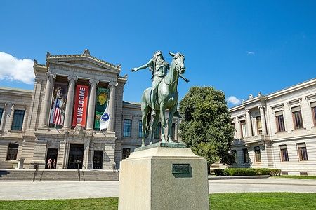 Statua equestre davanti al Museum of Fine Arts di Boston.