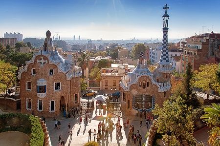 Vista di Parc Güell a Barcellona con strutture di Gaudí e persone.