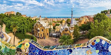 Vista panoramica del Parco Güell a Barcellona con mosaici colorati.
