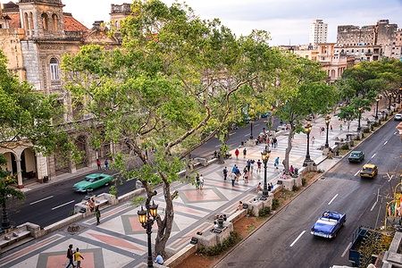 Paseo del Prado all'Avana con persone e edifici storici.