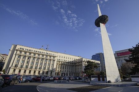 Piazza della Rivoluzione a Bucarest con il Memoriale della Rinascita.