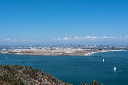 Vista di Coronado e San Diego con il mare e barche a vela da Point Loma.