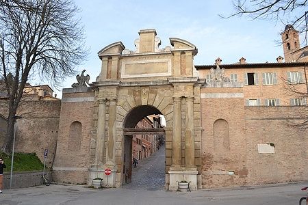 Porta Valbona a Urbino, storica porta d'ingresso in mattoni.