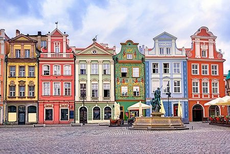 Case tradizionali colorate nella piazza centrale di Poznan, Polonia.