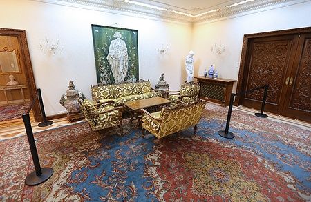Sala elegante con mobili dorati e tappeti elaborati, Primaverii Palace.