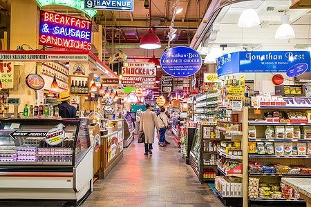 Interno di Reading Terminal Market a Philadelphia con negozi e persone.