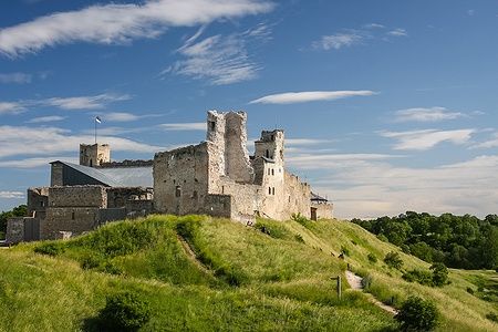 Rovine del castello di Rakvere in Estonia sotto un cielo azzurro.