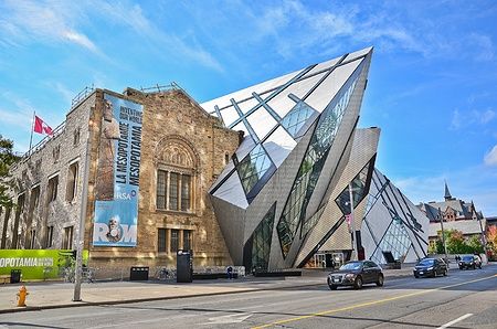 Vista del Royal Ontario Museum a Toronto in una giornata soleggiata.