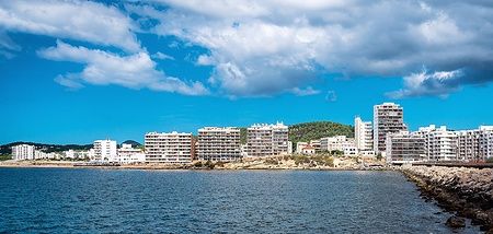 Edifici lungo la baia di San Antonio de Portmany a Ibiza.