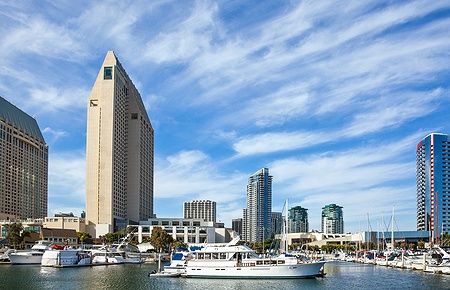 Vista di San Diego dal Seaport Village con grattacieli e porto.