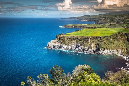 Scogliera verde sull'oceano a Sao Miguel, Azzorre, Portogallo.