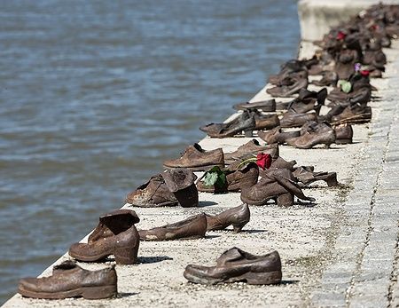Scarpe di ferro sul lungofiume a Budapest commemorano le vittime ebree della Seconda Guerra Mondiale.