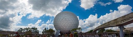 Vista di Spaceship Earth al Epcot Center in una giornata parzialmente nuvolosa.