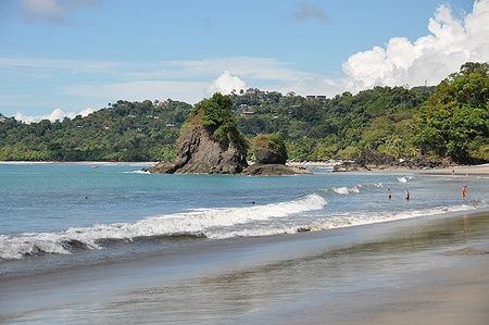 Spiaggia tranquilla al Parco Nazionale Manuel Antonio in Costa Rica con poche persone.
