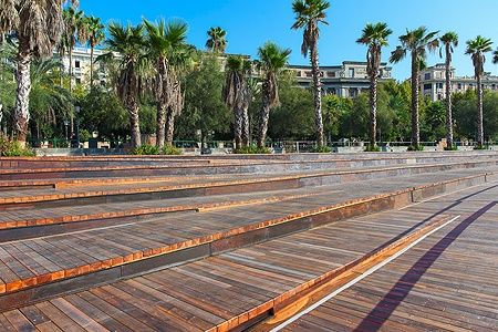 Piattaforma in legno con palme sulla spiaggia di Santa Teresa a Salerno.