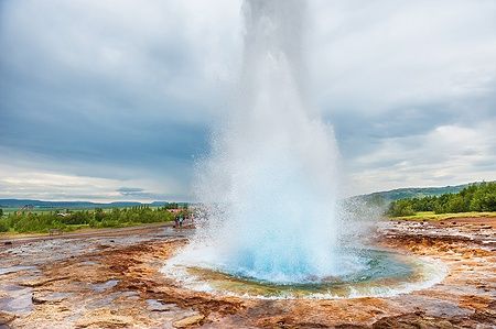 Eruzione del geyser Strokkur nel Golden Circle in Islanda.
