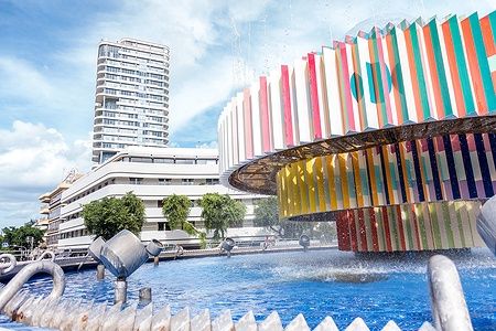 Fontana colorata e edificio moderno a Dizengoff Square, Tel Aviv.