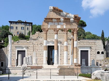 Rovine del tempio Capitolino a Brescia in una giornata serena.