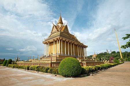 Un tempio buddhista dorato a Oudong, Cambodia, sotto il cielo azzurro.