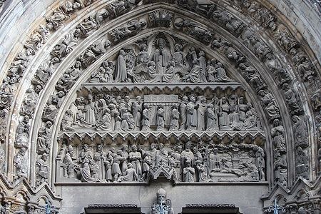 Timpano scolpito della cattedrale di Notre-Dame-de-la-Treille a Lille.