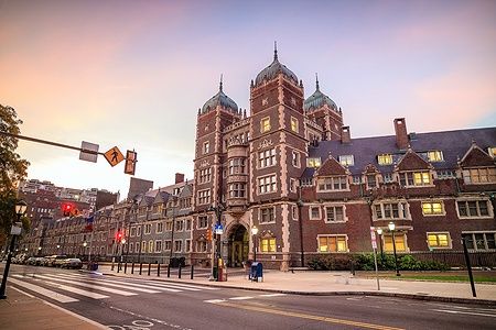 Edificio al tramonto dell'Università della Pennsylvania con luci accese.