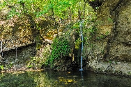 Cascata nella Valle delle Farfalle a Rodi, Grecia.