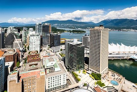 Vista su Vancouver dal Vancouver Lookout con Canada Place e grattacieli.