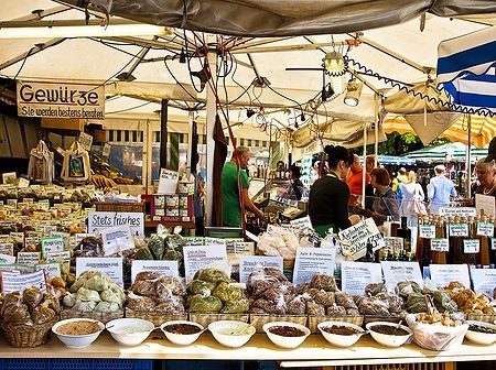 Banco di spezie al Viktualienmarkt di Monaco di Baviera con salse e condimenti.