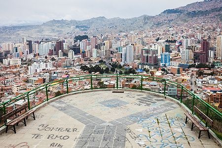 Vista della città di La Paz dal Mirador Killi Killi con grattacieli sullo sfondo.