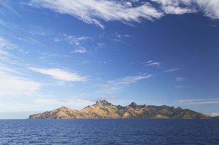 Vista dell'isola di Waya nelle Yasawa Islands, Fiji, con mare e cielo azzurro.