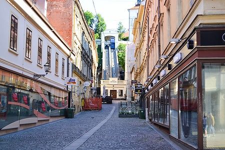 Funicolare di Zagabria in via Tomić con edifici storici.