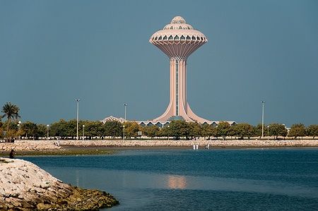 Al Khobar Tower ad Al Khobar, Arabia Saudita di fronte a un bacino d'acqua.