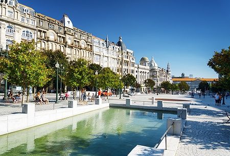 Avenida dos Aliados a Porto con bacino artificiale e palazzi storici sullo sfondo.