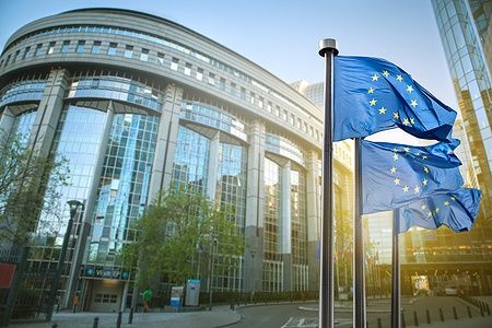 Bandiera dell'Unione Europea davanti al Parlamento Europeo a Bruxelles.