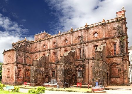 Facciata nord della Basilica del Bom Jesus a Goa.