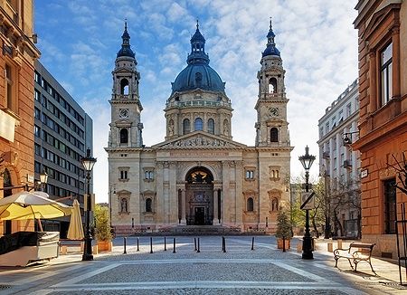 Basilica di Santo Stefano a Budapest con cielo azzurro e piazza vuota.