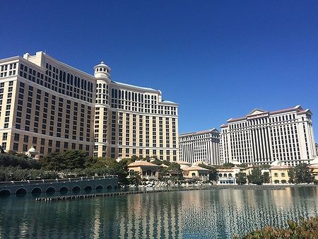 Bellagio Hotel a Las Vegas con riflesso nel lago durante il giorno.