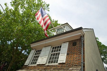 La Betsy Ross House a Philadelphia con bandiera americana sventolante.