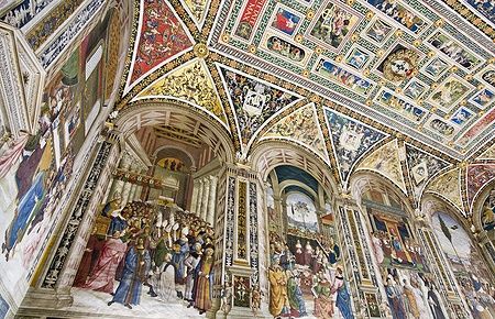 Affreschi decorati nella Biblioteca Piccolomini all'interno del Duomo di Siena.
