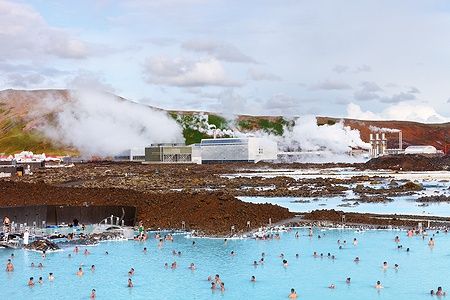 Persone che fanno il bagno nella Laguna Blu, spa geotermica in Islanda, agosto 2014.